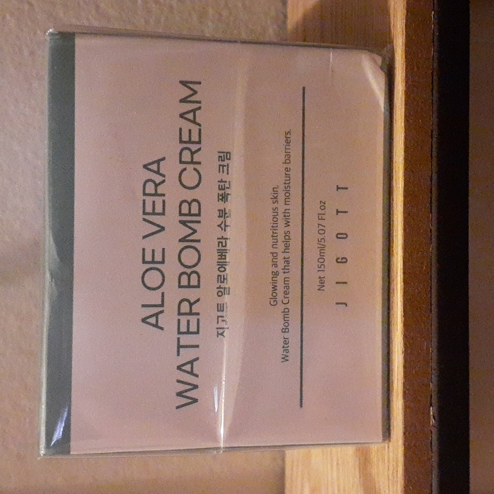 Aloe Vera water bomb cream, 5.07 oz. Jigott.
